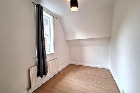 2 bedroom flat to rent, Hampstead Lane, Stockport, SK2