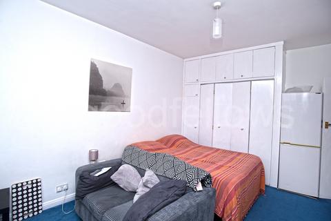 Studio to rent, Wyke Road, London SW20