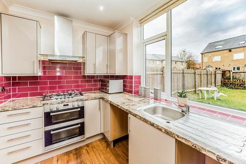 3 bedroom end of terrace house to rent, Coniston Avenue, West Yorkshire HD5