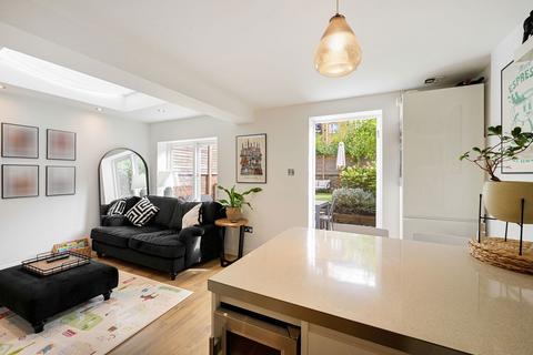 2 bedroom flat for sale, Cathnor Road, London W12