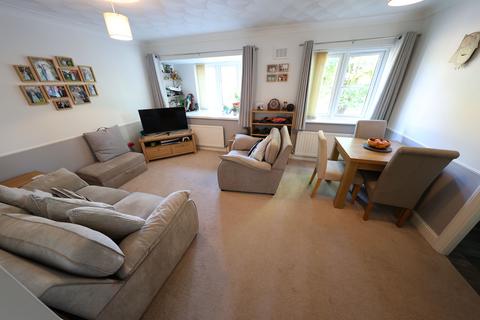 2 bedroom flat for sale, College Close, College Avenue, Grays