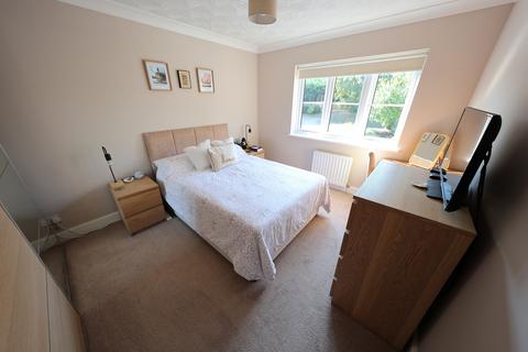 2 bedroom flat for sale, College Close, College Avenue, Grays