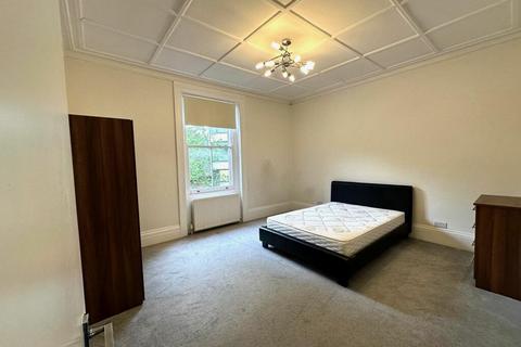 4 bedroom flat to rent, Finchley Road, London NW8