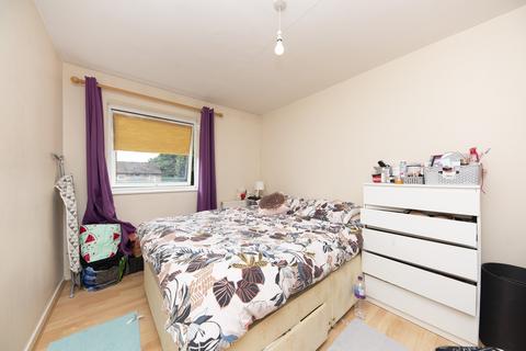 2 bedroom flat to rent, Henfield Road, SW19