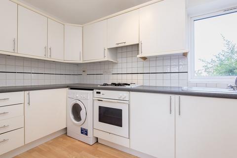 2 bedroom flat to rent, Henfield Road, SW19