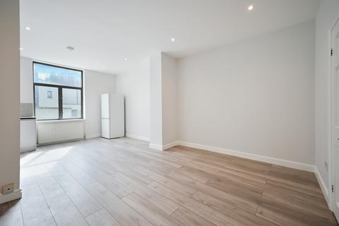 2 bedroom flat to rent, St John's Hill, SW11