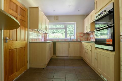 12 Bishops Road, Farnham, GU9 0JA