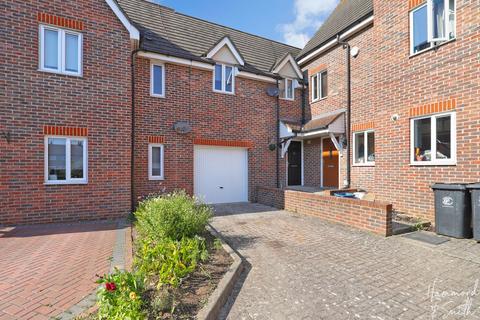 3 bedroom terraced house to rent, High Street, Epping CM16