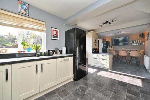 4 bedroom detached house for sale, Silverdale Drive, Guiseley, Leeds