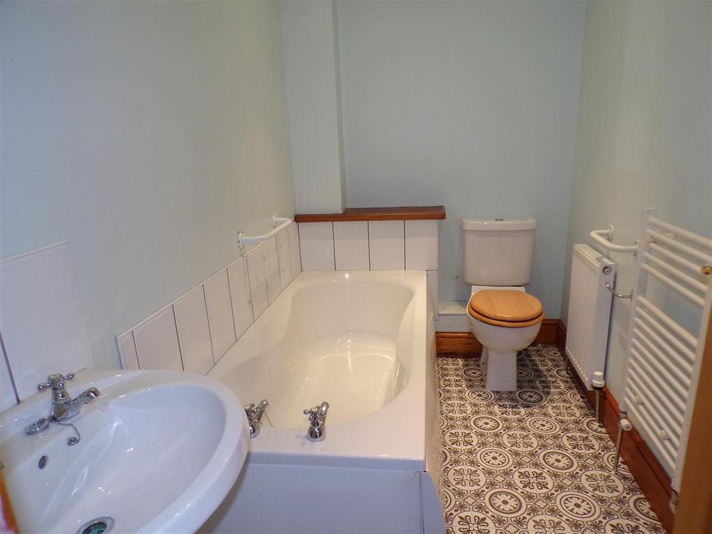 GF Ensuite.JPG