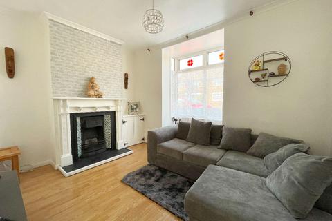 2 bedroom end of terrace house for sale, Queens Park Road, Romford