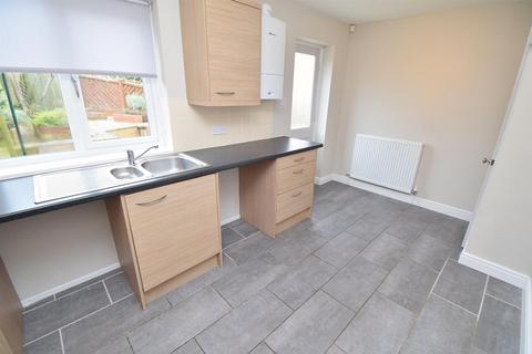 3 bedroom semi-detached house to rent, Hollin Drive, Wakefield WF4