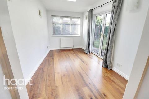 3 bedroom semi-detached house to rent, Wood Lane - Elm Park - RM12