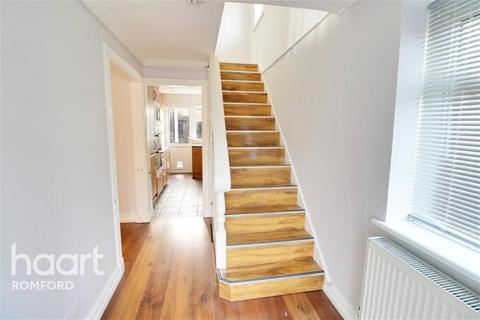 3 bedroom semi-detached house to rent, Wood Lane - Elm Park - RM12