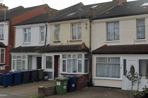 2 bedroom flat to rent, 17b Whitby Road, HA2