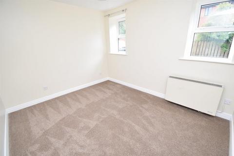 2 bedroom ground floor flat to rent, The Gables, Park Lodge Lane WF1