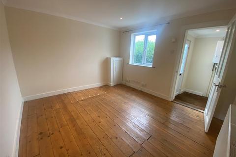 2 bedroom terraced house to rent, Guildford Road, Aldershot GU12