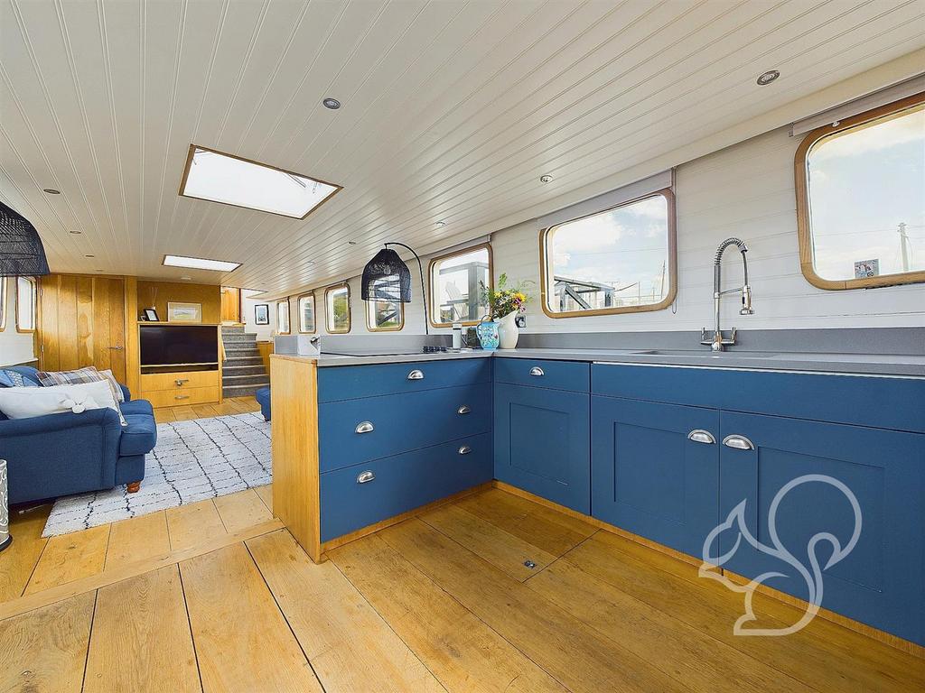 Galley/lower saloon