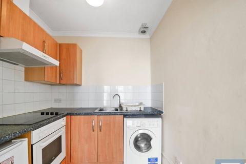 Studio to rent, High Road, Wood Green, London, N22