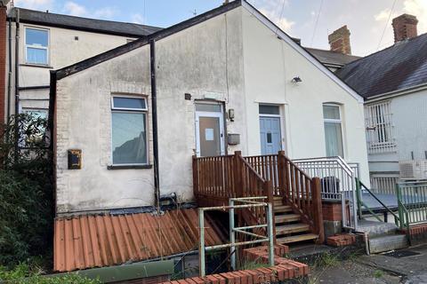 Studio to rent, Holton Road, Barry, The Vale Of Glamorgan. CF63 4HG