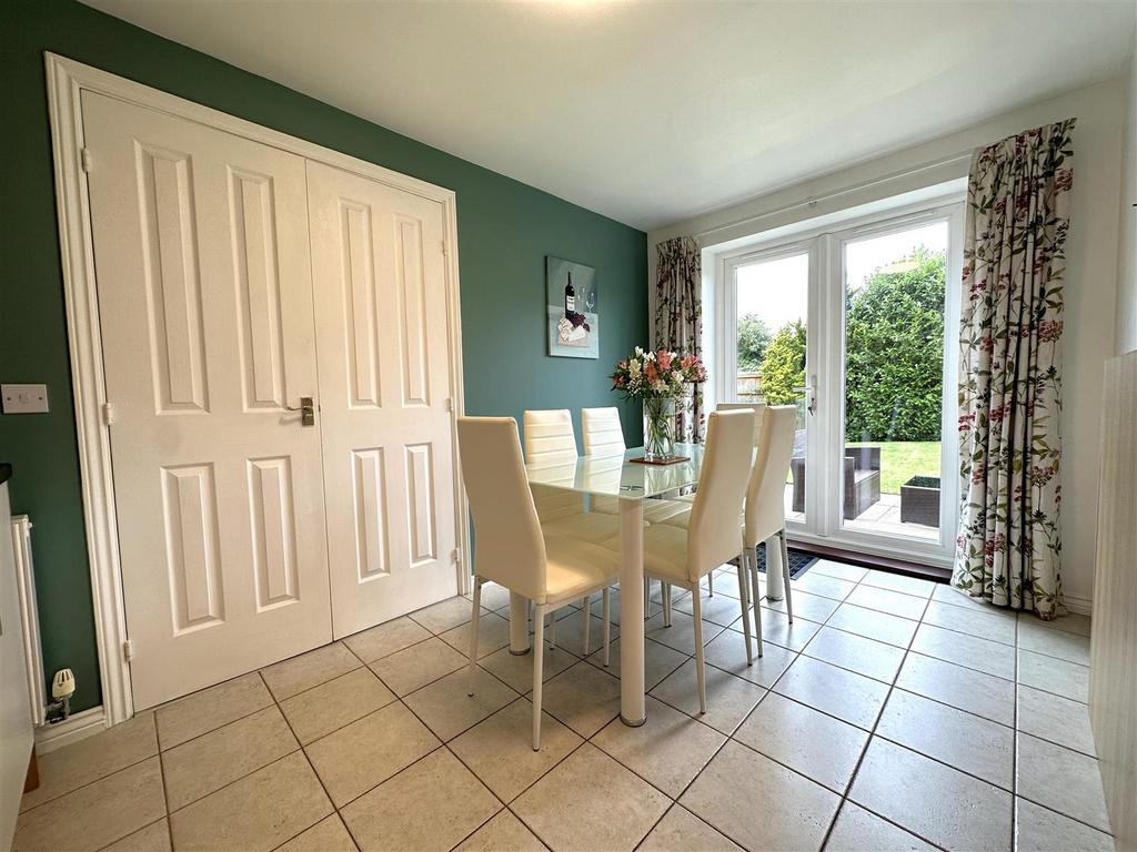 Dining Area Into Garden 437