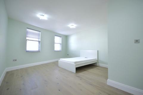 1 bedroom in a house share to rent, Gayford Road, London W12 9BY