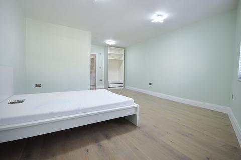 1 bedroom in a house share to rent, Gayford Road, London W12 9BY