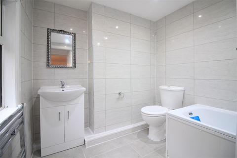 3 bedroom terraced house to rent, Strafford Road, Hounslow TW3