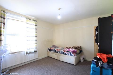 3 bedroom terraced house to rent, Strafford Road, Hounslow TW3