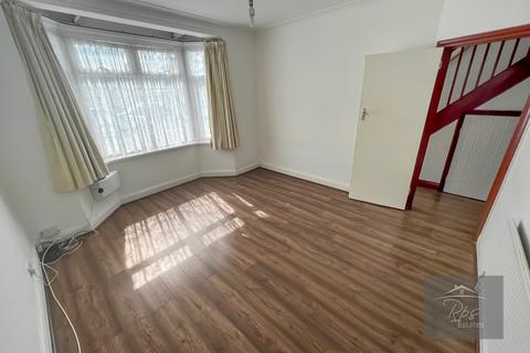 4 bedroom semi-detached house to rent, Hounslow TW4