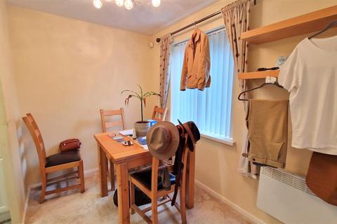 2 bedroom flat to rent, Lady Park Court, Leeds