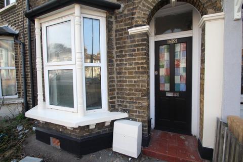 4 bedroom house to rent, Albert Square, Newham