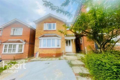 3 bedroom detached house to rent, Lampeter Close, NW9