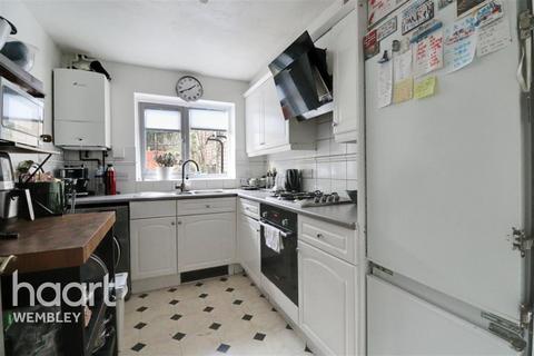 3 bedroom detached house to rent, Lampeter Close, NW9