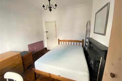 1 bedroom in a house share to rent, Darwin Road, London W5