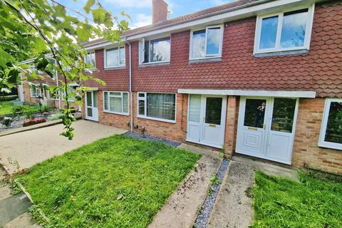 3 bedroom terraced house to rent, Queens Walk, Bristol, BS35