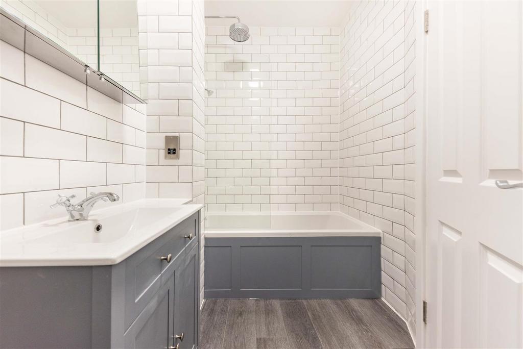 Bathroom (2).jpg