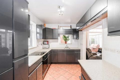 14 Shaftesbury Road, Chingford, London, E4 7BW