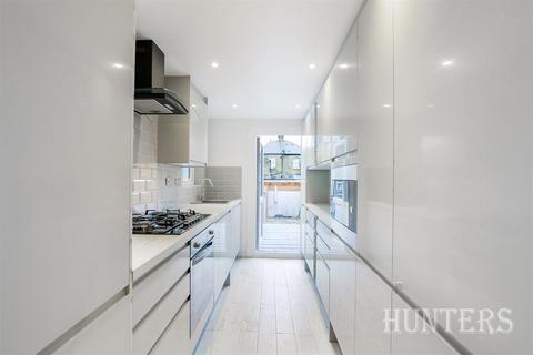 4 bedroom terraced house to rent, Bellefield Road, London, SW9 9UQ