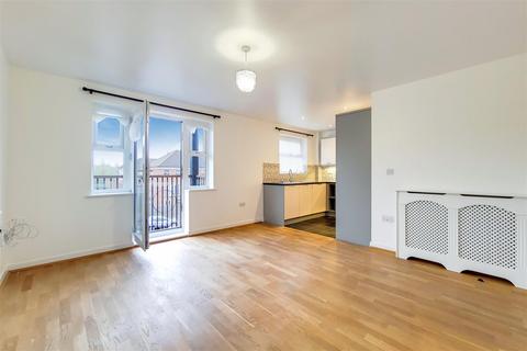 2 bedroom flat to rent, Coppetts Road, London N10