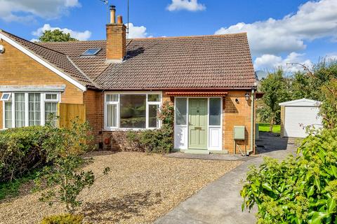 2 bedroom semi-detached bungalow to rent, Almsford Oval, Harrogate, HG2