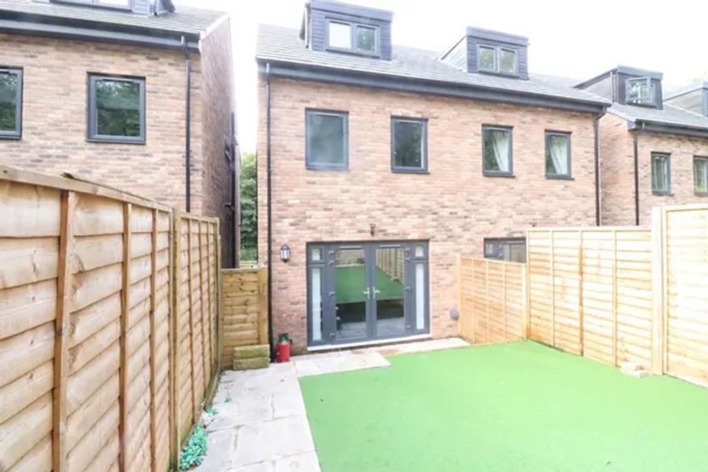 Bh78awqa2 956115 1630599368105829376