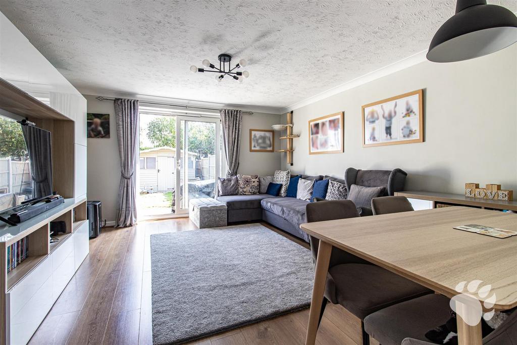 Ascot Grove, Basildon SS14 3 bed end of terrace house for sale £365,000