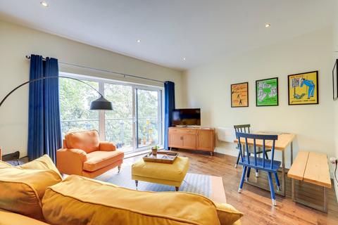 2 bedroom flat for sale, Desvignes Drive, Hither Green , London, SE13