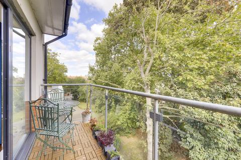 2 bedroom flat for sale, Desvignes Drive, Hither Green , London, SE13