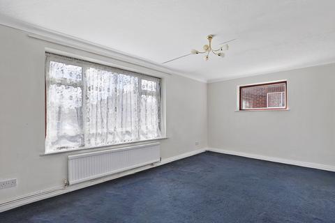 8 Pulteney Gardens, London, E18 1PU