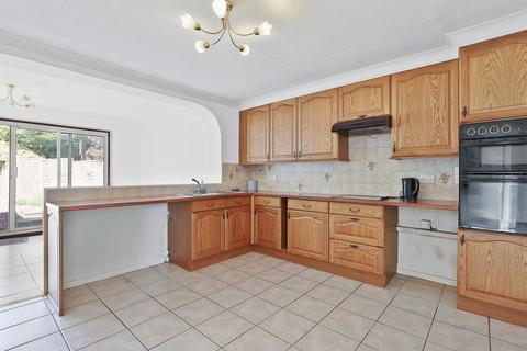 8 Pulteney Gardens, London, E18 1PU