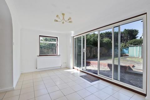 8 Pulteney Gardens, London, E18 1PU