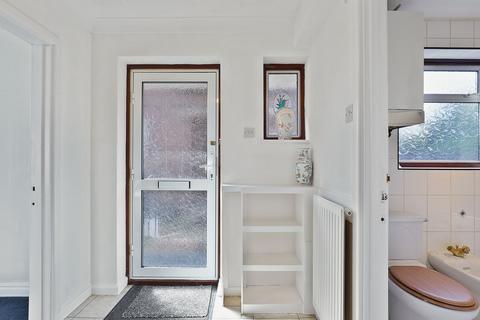 8 Pulteney Gardens, London, E18 1PU