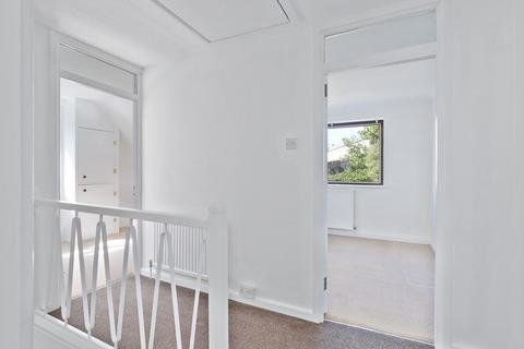 8 Pulteney Gardens, London, E18 1PU